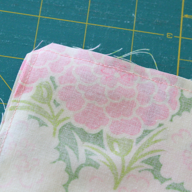 Tutorial: Sewing Machine Mat with Pockets • The Crafty Mummy